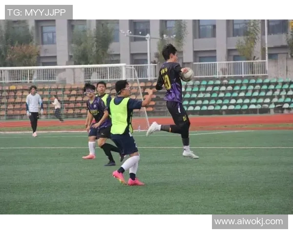 帅气足球明星赤脚奔跑展现无畏精神与自然之美