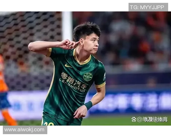 足球明星因踢假球获刑出狱重返赛场引发球迷热议与争议